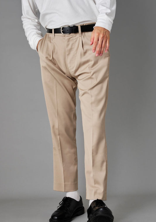 低身長男性のためのパンツ ベージュ